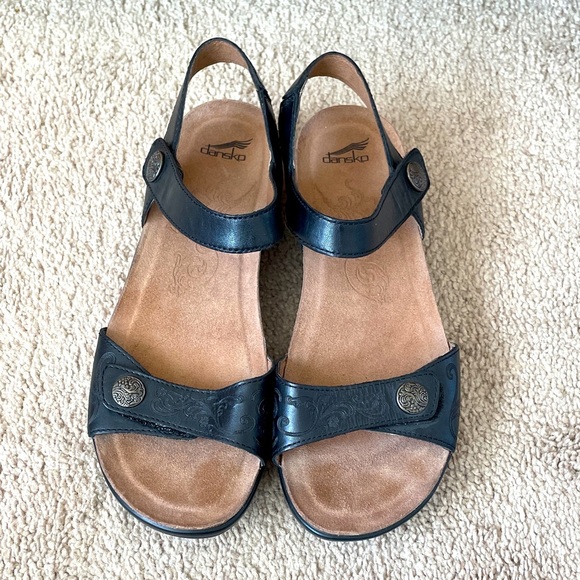 Dansko Paola Embossed Leather Flat Sandals 38 Black Comfort Shoes Women’s 8 Boho - Picture 1 of 13